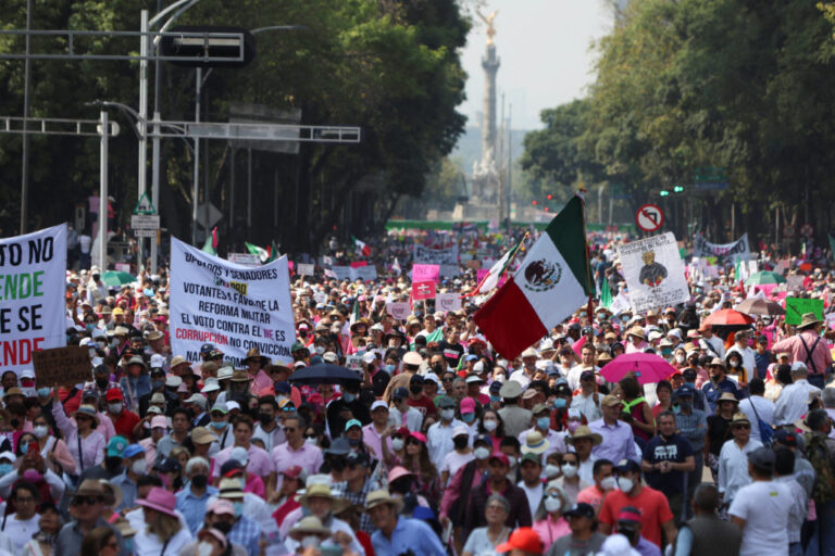 La Inestabilidad Política y los Desafíos Económicos Permanecen como Preocupaciones en México